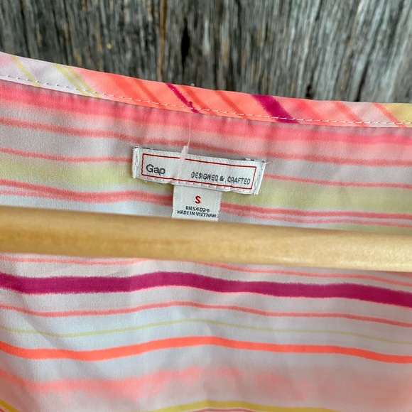 ⭐️ Beautiful Striped Gap Top - Picture 5 of 5